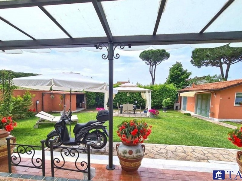 Casa Semi Indipendente in Vendita a Carrara, 590'000€, 180 m²