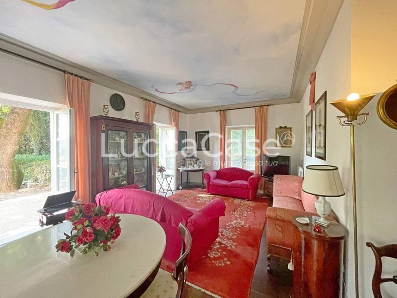 Villa in Vendita a Capannori, zona Marlia, 1'350'000€, 400 m²