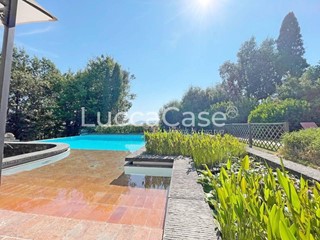 Villa in Vendita a Capannori, zona Marlia, 1'350'000€, 400 m²