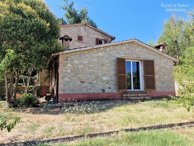 Casa Indipendente in Vendita a Todi, zona Vasciano, 320'000€, 170 m², con Box