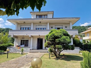 Villa bifamiliare in Vendita a Licciana Nardi, zona Monti, 310'000€, 415 m²