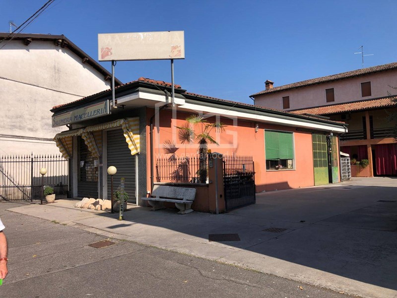 Attività commerciale in Affitto a Brandico, 750€, 135 m²