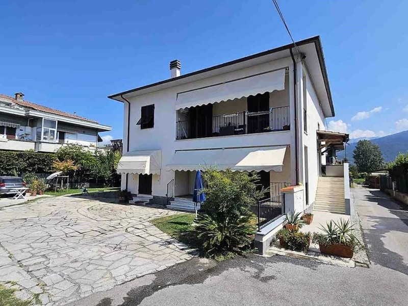 Appartamento in Vendita a Massa, zona Ronchi, 230'000€, 120 m², arredato