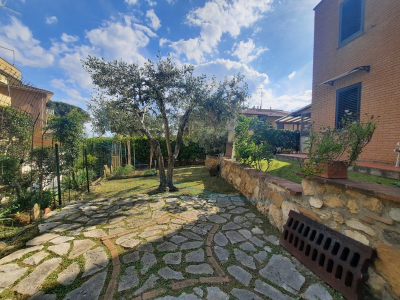 Casa Semi Indipendente in Vendita a Rosignano Marittimo, 385'000€, 185 m², arredato, con Box