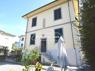 Villa in Vendita a Lucca, zona San Concordio Contrada, 645'000€, 290 m², con Box
