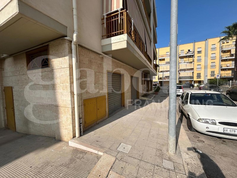 Negozio in Vendita a Canosa di Puglia, 79'000€, 100 m²
