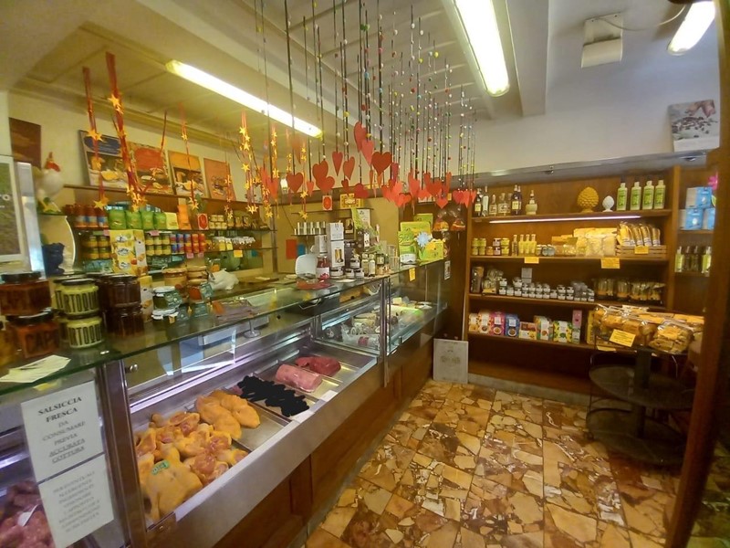 Attività commerciale in Vendita a Lucca, 70'000€, 130 m²