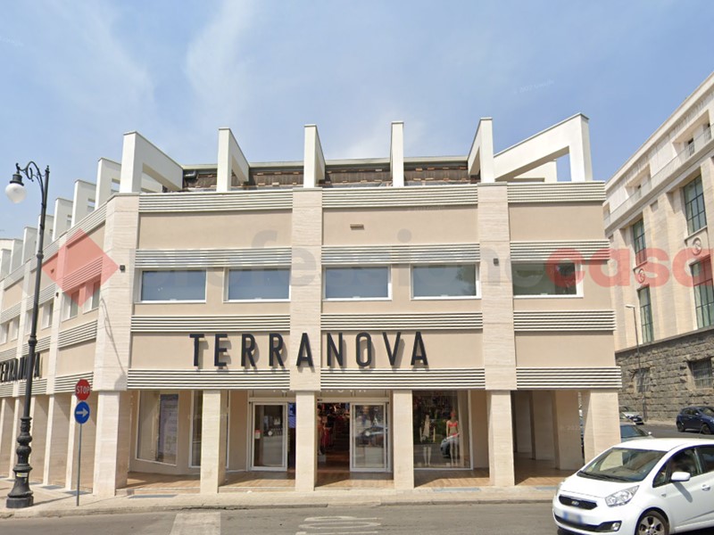 Negozio in Affitto a Reggio Calabria, 14'000€, 700 m²