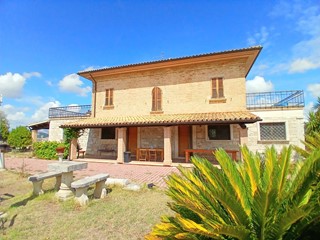Casa Indipendente in Vendita a Ancarano, 460'000€, 516 m², con Box