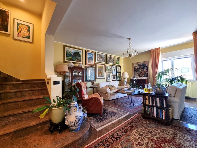 Casa Indipendente in Vendita a Catanzaro, zona Santa Maria, 350'000&euro;, 300 m², con Box