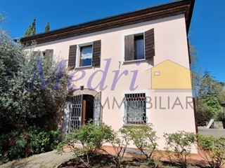 Villa in Vendita a Cesena, zona Roversano, 383 m², con Box