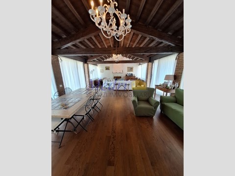 Villa in Vendita a Cesena, zona Roversano, 383 m², con Box