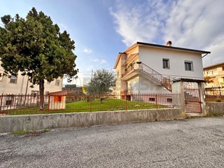Appartamento in Vendita a Cornedo Vicentino, 129'000€, 171 m², con Box