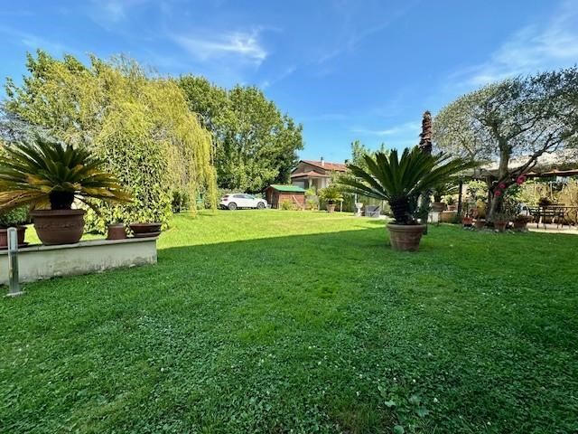 Villa bifamiliare in Vendita a Camaiore, zona Lido di Camaiore, 650'000&euro;, 130 m², arredato, con Box