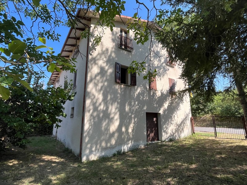 Casa Semi Indipendente in Vendita a Gualdo Tadino, zona Pieve di Compresseto, 119'000€, 300 m²