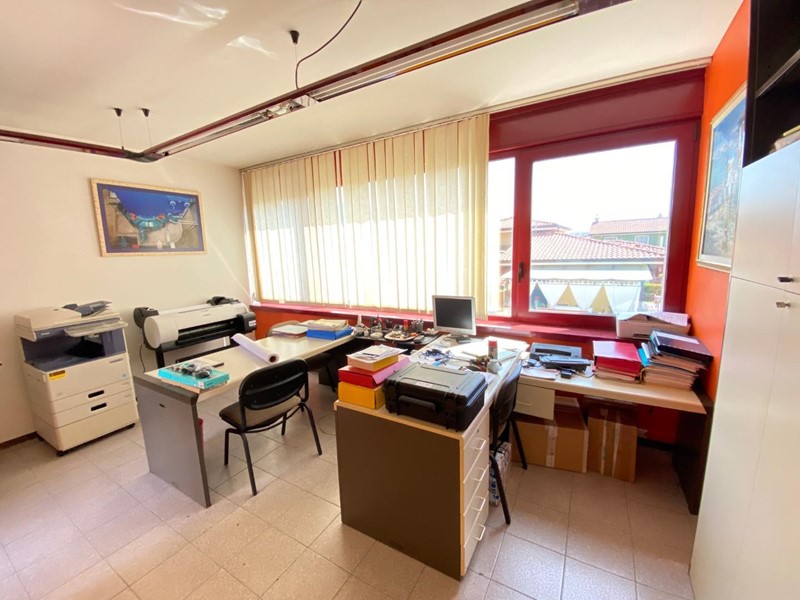 Ufficio in Vendita a Capannori, zona Marlia, 60'000€, 65 m²