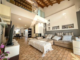 Appartamento in Vendita a Jesi, zona ZONA 2B, 340'000€, 310 m²