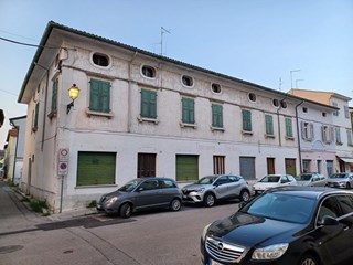 Casa Indipendente in Vendita a Gradisca d'Isonzo, zona Centro, 346'000€, 1090 m²