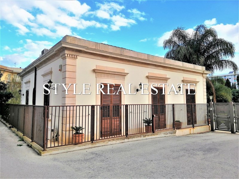 Villa in Vendita a Siracusa, zona Neapolis, 450'000&euro;, 344 m²