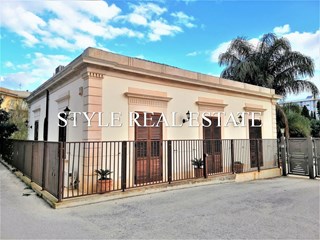 Villa in Vendita a Siracusa, zona Neapolis, 450'000&euro;, 344 m²