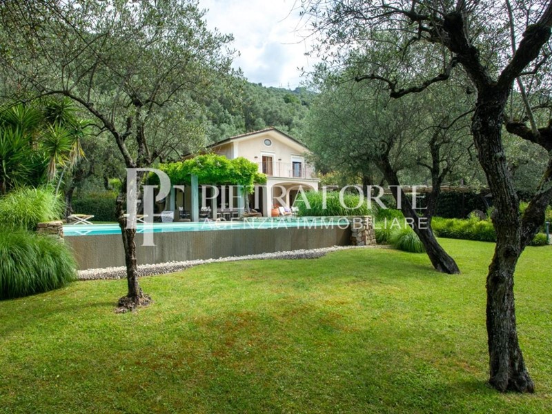 Villa in Vendita a Pietrasanta, zona Valdicastello Carducci, 1'250'000€, 185 m², arredato