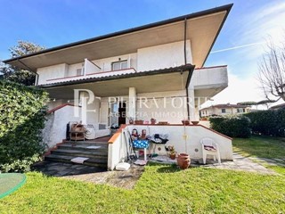 Villa bifamiliare in Vendita a Pietrasanta, zona Marina di Pietrasanta, 495'000€, 116 m², arredato