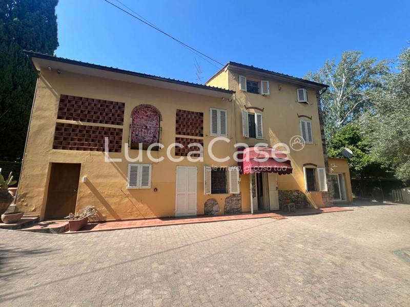 Casa di corte in Vendita a Capannori, zona Carraia, 425'000€, 400 m², con Box