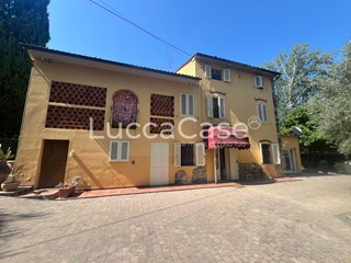 Casa di corte in Vendita a Capannori, zona Carraia, 425'000€, 400 m², con Box