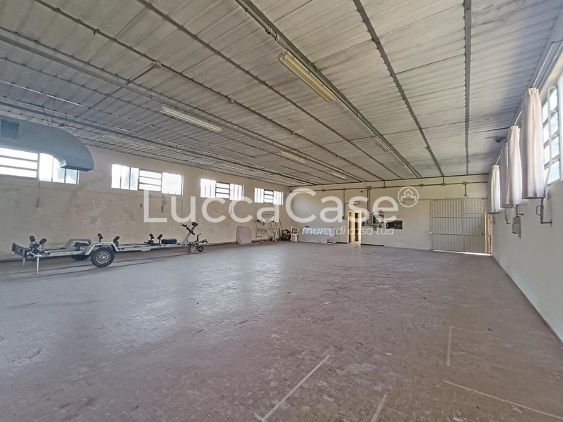 Capannone in Vendita a Capannori, zona San Leonardo In Treponzio, 160'000€, 250 m²