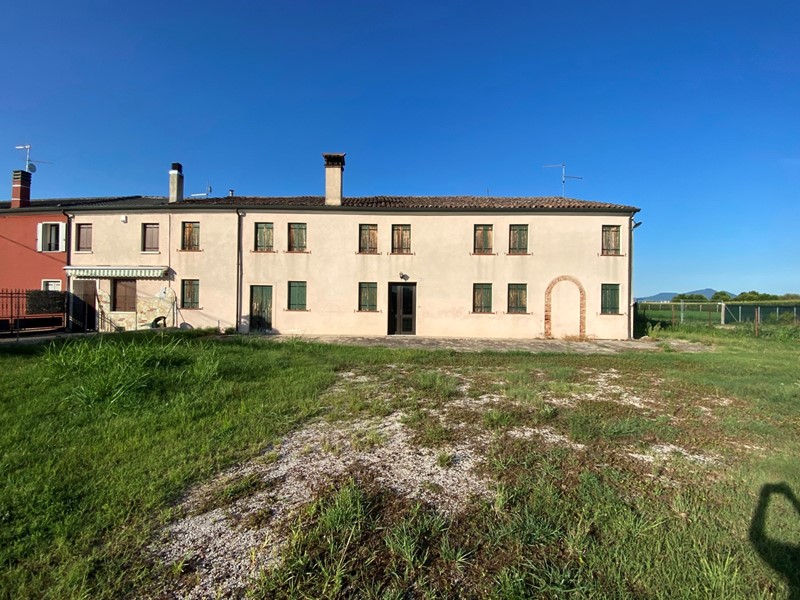 Casale in Vendita a Pojana Maggiore, 65'000€, 270 m²