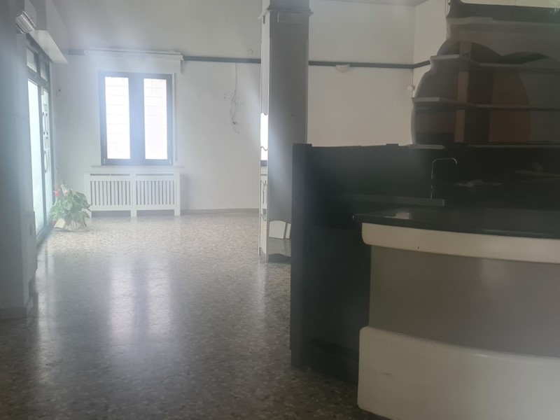 Attività commerciale in Affitto a Reggio Emilia, zona Mirabello, 1'200€, 116 m²