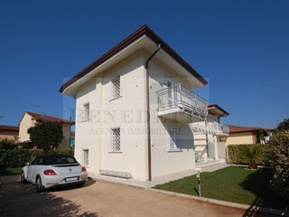 Casa Semi Indipendente in Vendita a Pietrasanta, zona Marina Di Pietrasanta, 1'300'000€, 160 m²