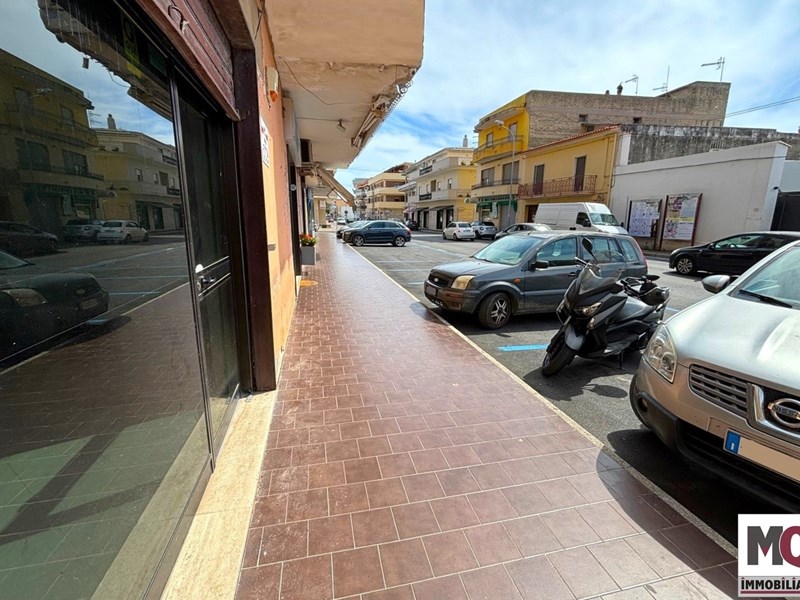 Negozio in Vendita a Mondragone, zona Via Venezia, 80 m²