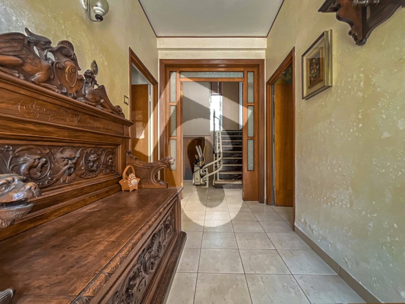 Casa Indipendente in Vendita a Jesi, zona ZONA 4B, 400'000€, 282 m², arredato, con Box