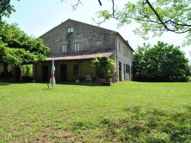 Rustico in Vendita a Osimo, zona OSIMO, 200'000&euro;, 600 m²