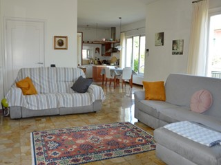 Casa Indipendente in Vendita a Lucca, zona farneta, 420'000€, 210 m²