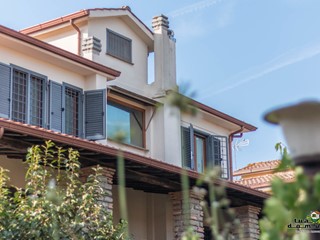 Casa Indipendente in Vendita a Monterosi, 399'000€, 350 m², con Box