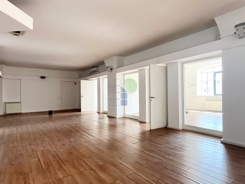 Ufficio in Affitto a Livorno, zona San Marco, 1'500€, 238 m²