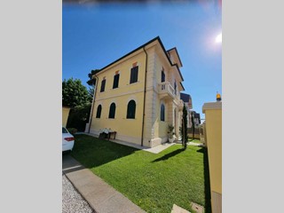 Casa Indipendente in Affitto a Camaiore, zona Lido di Camaiore, 160 m², arredato, con Box