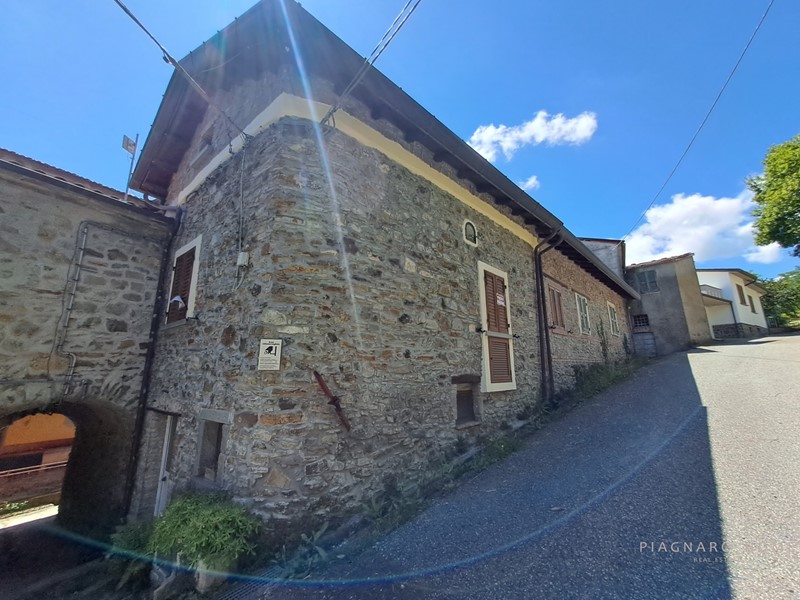 Casale in Vendita a Tresana, 130'000€, 198 m²