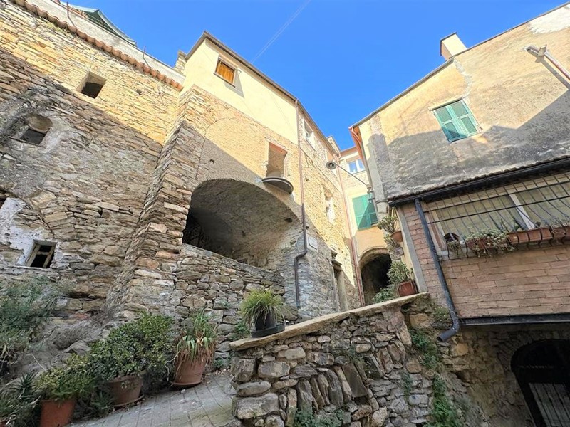 Trilocale in Vendita a Dolcedo, 50'000€, 77 m²