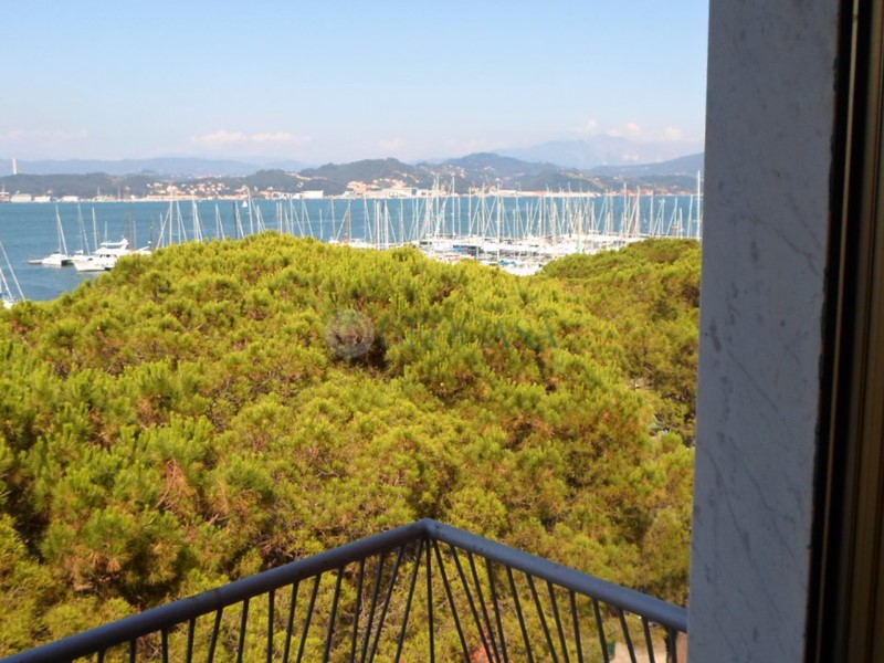 Appartamento in Vendita a Portovenere, zona Fezzano, 298'000€, 105 m²