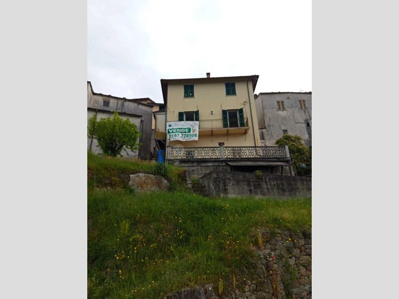 Casa Indipendente in Vendita a Beverino, zona Bracelli, 130'000€, 190 m²