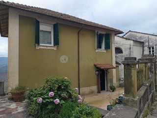 Casa Indipendente in Vendita a Beverino, zona Bracelli, 130'000€, 190 m²