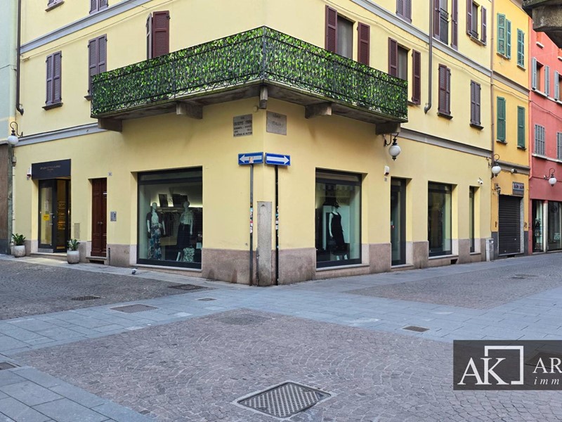 Negozio in Affitto a Novara, zona 1 - Centro, 2'800€, 88 m²