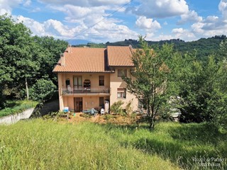 Casa Semi Indipendente in Vendita a Perugia, zona Montelaguardia, 139'000€, 235 m², con Box