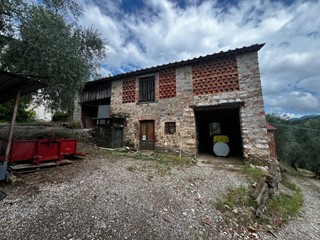 Casale in Vendita a Lucca, zona San Lorenzo di Moriano, 270'000€, 140 m²