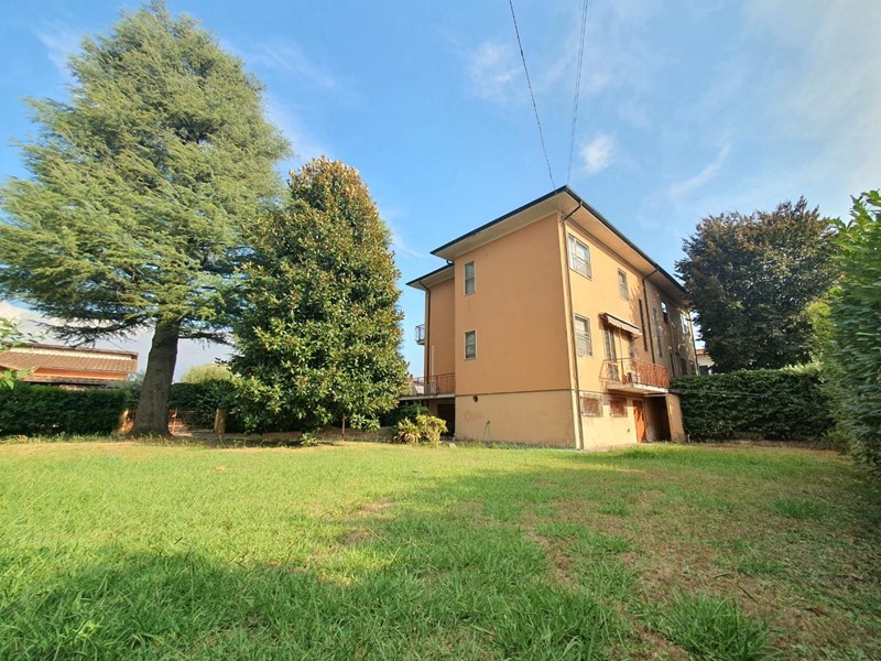 Villa bifamiliare in Vendita a Lucca, zona Antraccoli, 325'000€, 230 m², con Box
