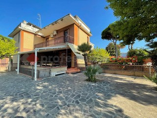 Villa bifamiliare in Vendita a Terracina, 320'000€, 112 m², arredato