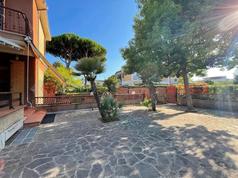 Villa bifamiliare in Vendita a Terracina, 320'000€, 112 m², arredato